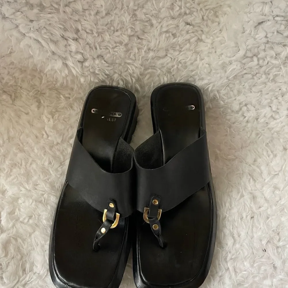 Nine West Cloud black leather thong sandals with gold tone accents size 8.5